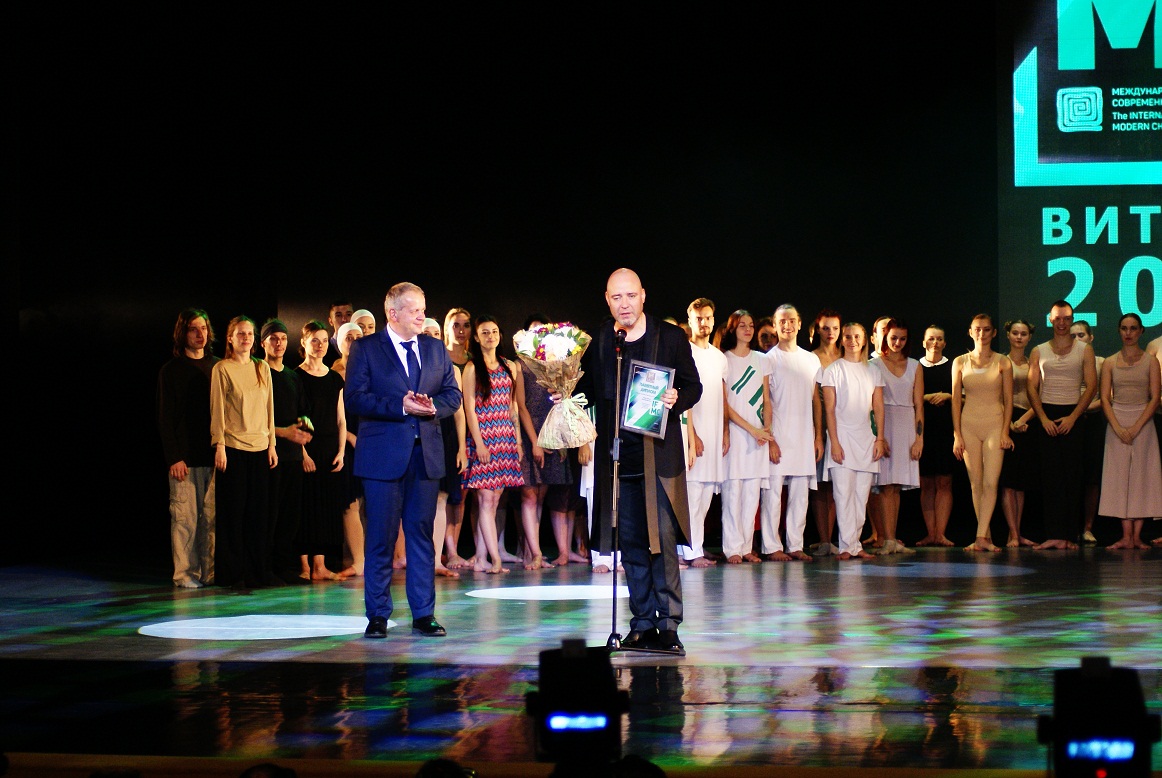 Министр культуры Юрий Бондарь и Раду Поклитару на сцене КЗ Витебск Министр культуры и Раду поклитару