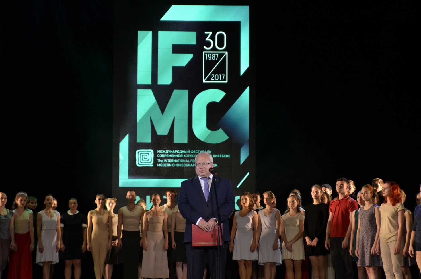 На сцене Владимир Терентьев с участниками фестиваля Владимир Терентьев Витебск