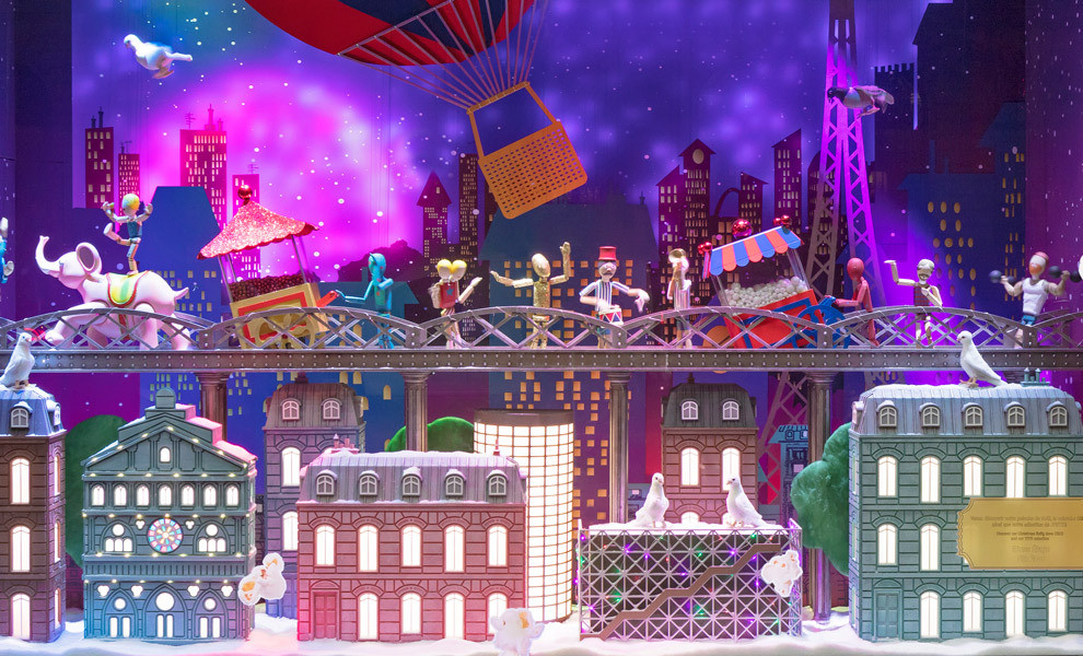 Витрины универмага оформлены сюрреалистичными композициями голубь Пьер и голубка Коко