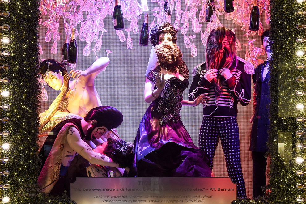 универмаг Bloomingdale’s украшен в стилистике киномюзикла Величайший шоумен