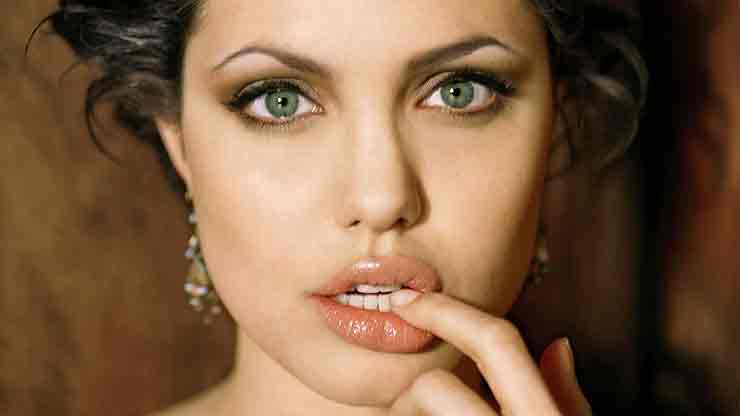 на губах - блеск или натуральные, фруктовые оттенки красота Анджелины Джоли