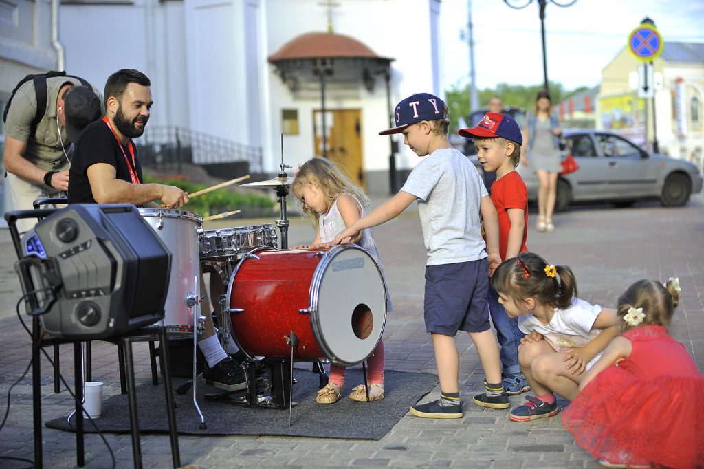 зажигательные ритмы фестивальных улочек концерты на славянском базаре