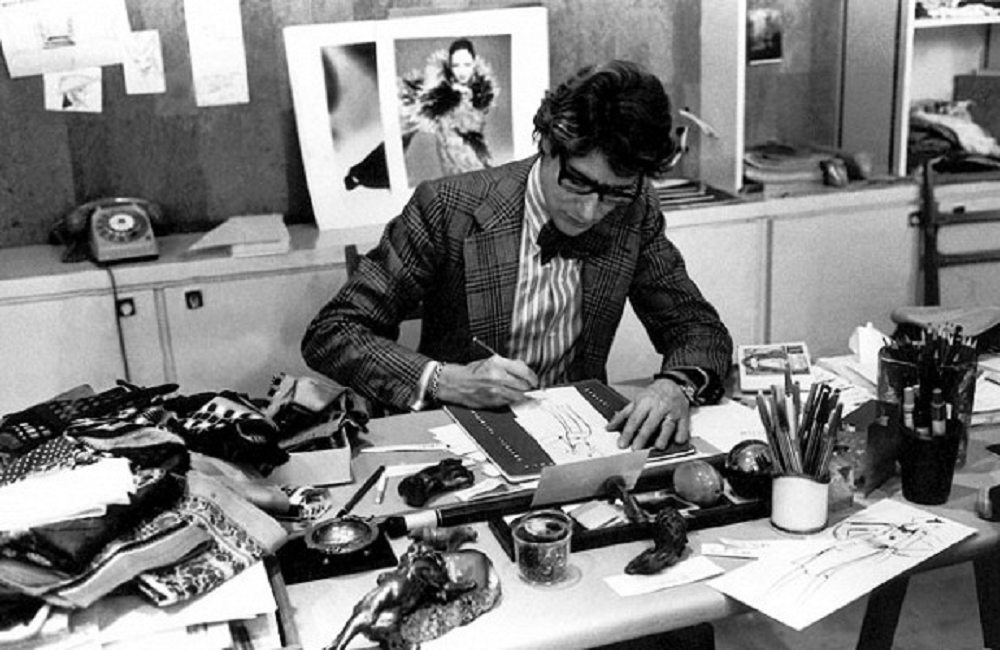 Ив Сен-Лоран за работой Ив Сен-Лоран и его партнер Берже