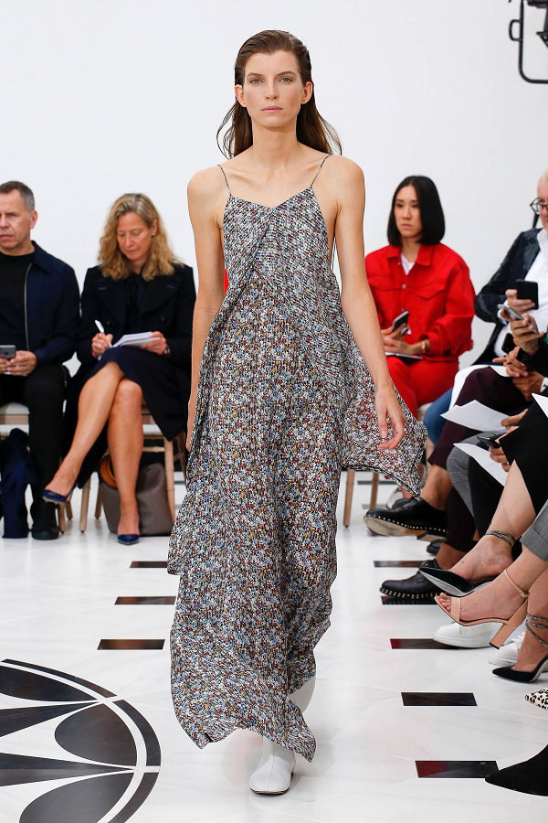 летящее платье показ Виктории Бэкхэм на Неделе моды