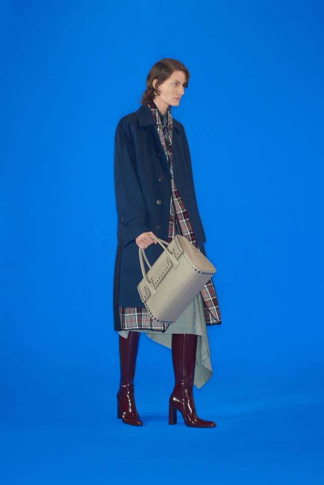 бордовые лакированные сапоги - новый хит balenciaga хиты в коллекциях balenciaga