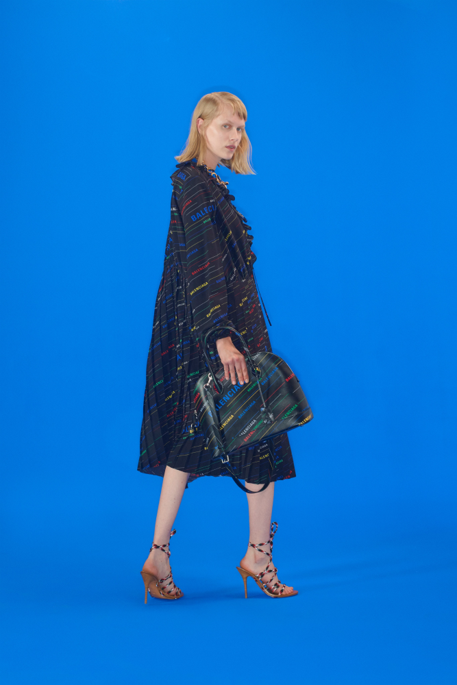 "веревочные" босоножки и наряд с логотипом бренда логотип на одежде balenciaga