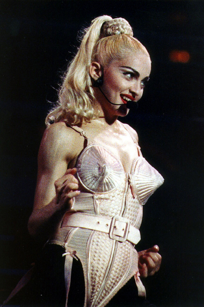 Мадонна в лифчике из конусов