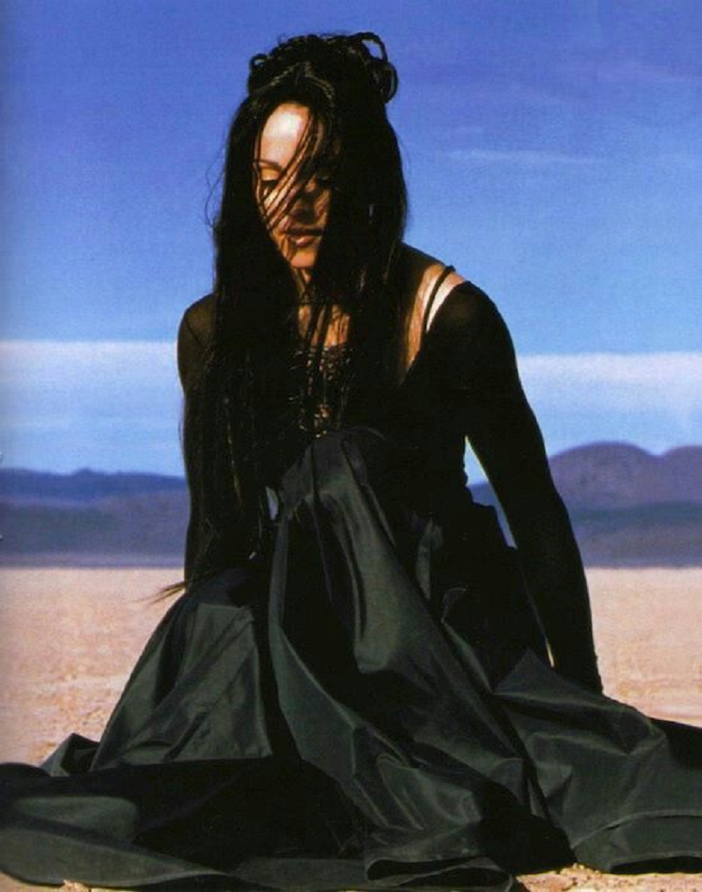 Мадонна в готическом черном наряде